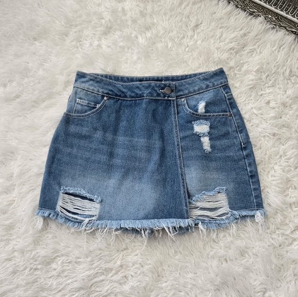 Versona Stylish distressed denim mini skort with frayed hem. Size 4. Perfect for - Picture 1 of 8
